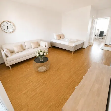 アパート A Gem In The Heart Of The City, With A Balcony, For 5 People, Ideal For Remote Work ポリ